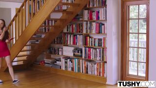 Verspätete Arbeit führt zu einem Dreier mit Lehrer und Freunden
