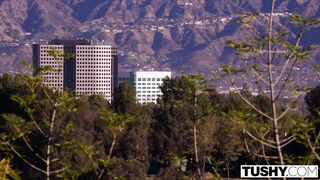 Vina Sky organizza un piacere anale con Kenzie Reeves per TUSHY