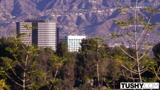 Vina Sky organizza un piacere anale con Kenzie Reeves per TUSHY