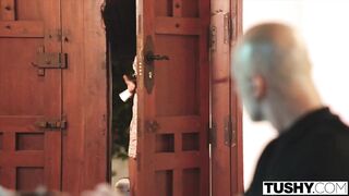 Mia s'évade Analement le Langage du Corps à son Apogée