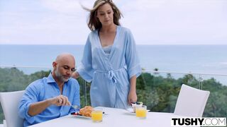Avery Stefany convence rapazes a participar de um quarteto com Tushy