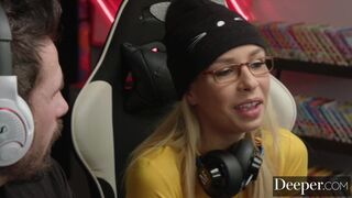 Gamerin Carmen Caliente verliert den Fokus, spielt mit Schwanz unter dem Tisch
