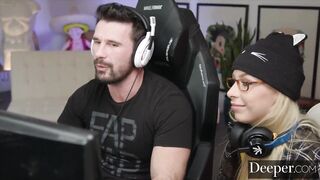 Gamerin Carmen Caliente verliert den Fokus, spielt mit Schwanz unter dem Tisch