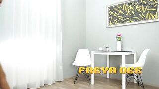 Dark Haired Hottie Unleashes Huge Streams Of Piss