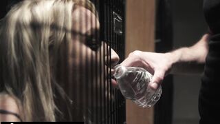 Misha's Leçon de S&M : En Cage et Comblée par Tommy
