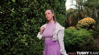 Brune en lingerie rose chevauche vigoureusement, écarte ses fesses