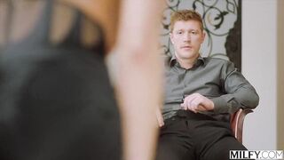 Chefs Charli's Büro: Keine Unterwäsche, Alle Macht, Die Besessenheit Der Assistentin