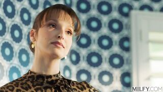 Professeur Lexi domine son ancien élève pendant que le bricoleur observe