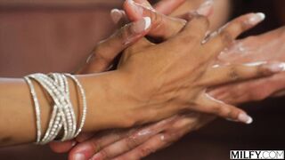 Dona de Casa Exigente de Setembro Quer Pênis do Conserto