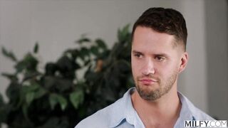 Nikki die MILF gewinnt mit Verführung die Freundin eines jungen Mannes