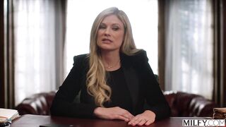 A diretora Ellie curva a aluna travessa sobre sua mesa para discipliná-la, a professora transforma o mau comportamento da aluna em...
