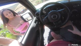 Busige Fremde gibt Handjob Blowjob im Auto