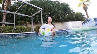 El Placentero Baño de Natalia en la Piscina