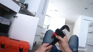 Bricoleur baise et rempli Lila de sperme