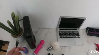 Réparation WiFi d'une Camgirl se transforme en baise interdite