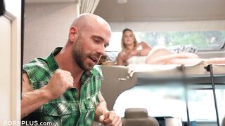 Influenceurs en voyage baisent pendant leur aventure en camping-car