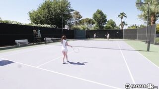 Partie de tennis en trio avec deux MILF se termine en duel de faciales