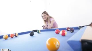 Kyler Quinn reizt Jamie Knoxx beim Poolspiel