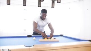 Kyler Quinn reizt Jamie Knoxx beim Poolspiel