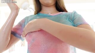 Athena Faris' Ölspiel endet in nassem intensiven Sex