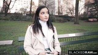Emily adolescente baise une grosse bite noire pour se venger de son ex