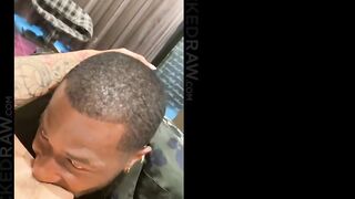 Jeune blonde en solo et séance de sexe interracial