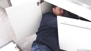 Sera Ryder und Kyle Mason locken Klempner mit willigen Muschis während er Spüle repariert