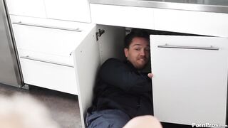 Sera Ryder und Kyle Mason locken Klempner mit willigen Muschis während er Spüle repariert