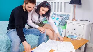Lernen führt zu Sex auf Lehrbüchern und Freunde teilen Sperma