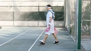 Selina's Distração de Pickleball Termina em Facial