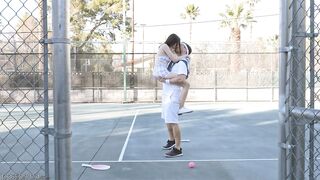 Selina's Distração de Pickleball Termina em Facial