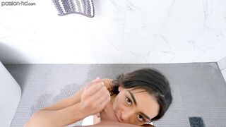 Vanessa se folla en la ducha en casa