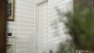 Seios da Madastra em Exibição, Madastro se Masturba