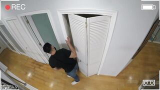 Stiefbruder beim Onanieren erwischt während er Stiefmutter beobachtet