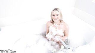 Chloes Orgasmus im Bad und wilde Reise