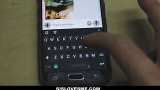 Stiefbruders Massage führt zu Teenies Hand an seinem großen Schwanz