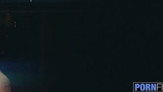 James Revitaliza a Xoxota da MILF Durante a Terapia