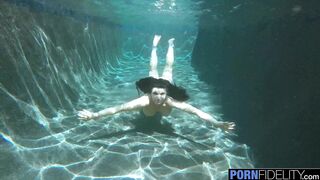 Transmissão ao Vivo de Romi Rain no Show de Sexo na Piscina