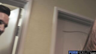 Stellas öffentliches Vorspiel: Schmutzige Hotelbilder mit einem Fremden