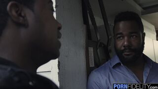 Tyler e Jack realizam o desejo de Nina com um grande pênis negro