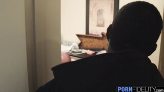 Tyler e Jack realizam o desejo de Nina com um grande pênis negro