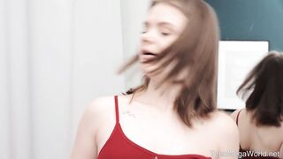 Lesya Milk admira sus curvas desnudas en el espejo