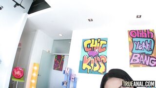 Kissa Sins accetta analmente e succhia dopo una creampie abbondante