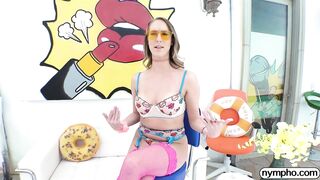 Cadencia Lux goza salvajemente y adora su pastel de crema