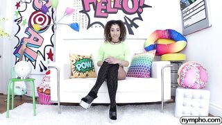 Kira Perez si diverte selvaggiamente con piercing