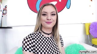 Amber Moore chupa y folla duro para correrse