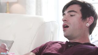 MILF Rubia Charli Phoenix Enseña Habilidades a Lucky el Padrasto