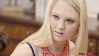 Alexis Fawxs Stiefsohn erwischt sie beim Blowjob, vögelt sie, Lily Rader schwänzt für ihn den Unterricht - Doppelpenetration - S5:E10