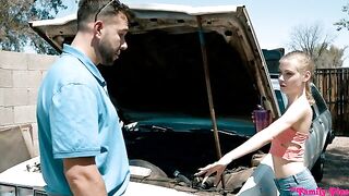 Inzestufer Urlaub: Stiefgeschwister ficken im Auto während die Eltern in der Nähe sind - Jizzwold Familienurlaub Teil 1 - S3:E6