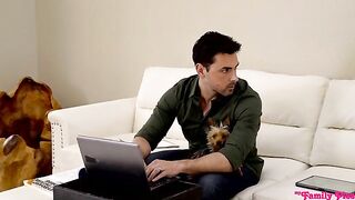 Ryan Driller baise sa belle-fille pendant qu'elle révise ses examens déconcentrant papa - S8:E3